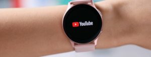 Smartwatch Samsung Rosa com logo do Youtube 